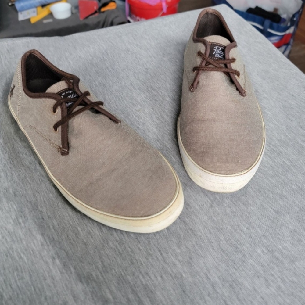 Mens beige Penguin sneakers/shoe, size 10